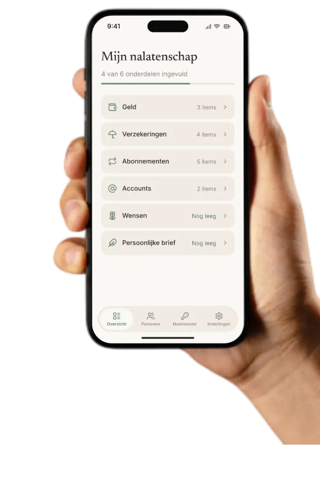 Een hand met een iPhone. Op het scherm staat het overzicht van Verzegeld, Mijn nalatenschap: Geld, Verzekeringen, Abonnementen, Accounts, Wensen en de persoonlijke brief.